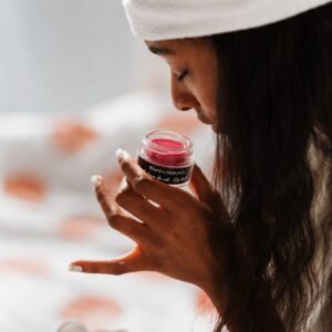 Regenerujący balsam do ust z 24 k złotem Owoce leśne Regenerating forest fruit lip balm
