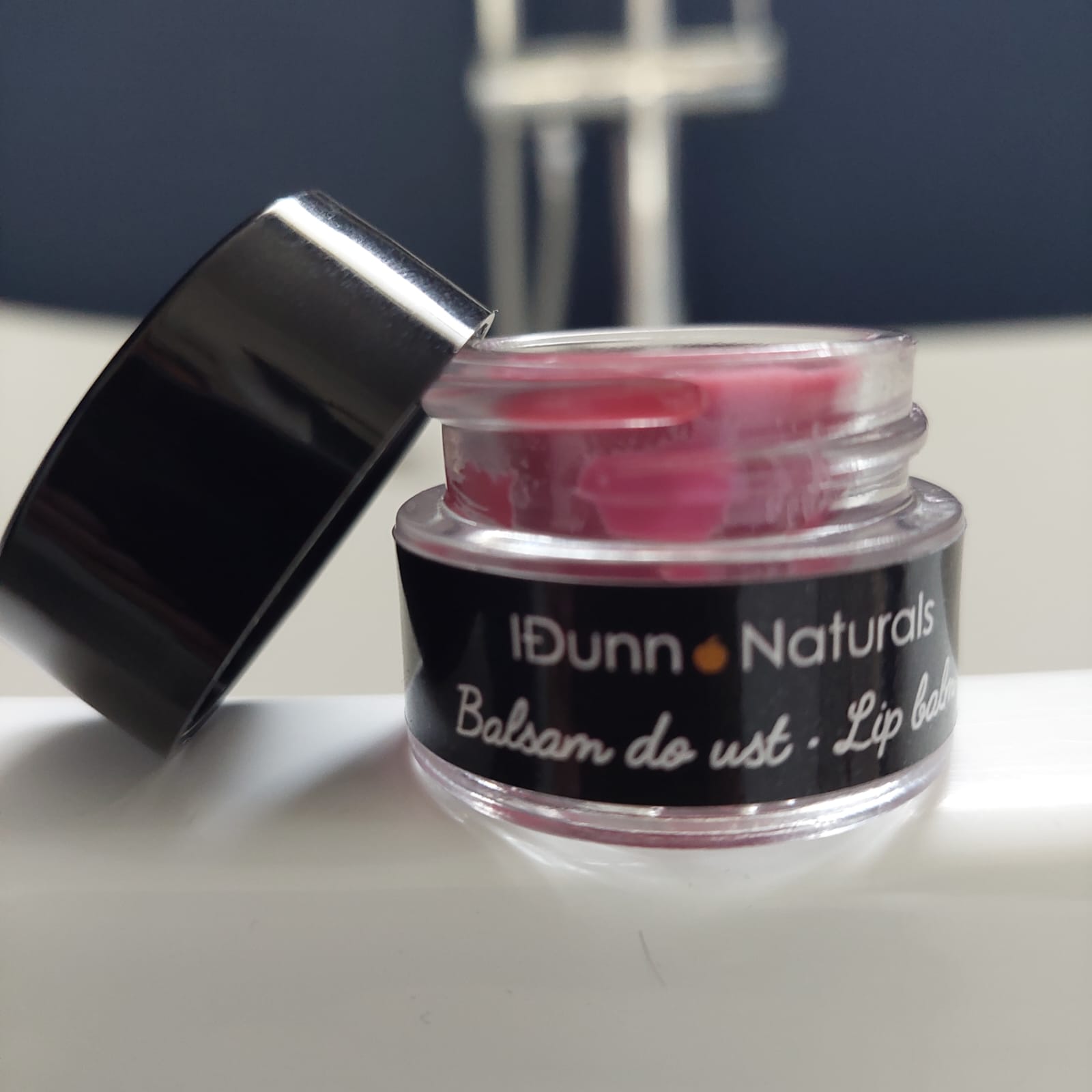 Regenerujący balsam do ust z 24 k złotem - obrazek 2