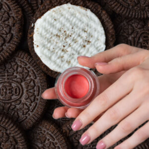 Oreo balsam do ust ze złotem w płatkach Cookie-flavoured lip balm with gold flakes