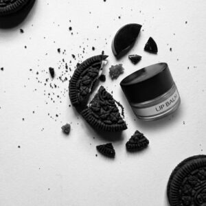Oreo balsam do uust w płatkach Cookie-flavoured lip balm